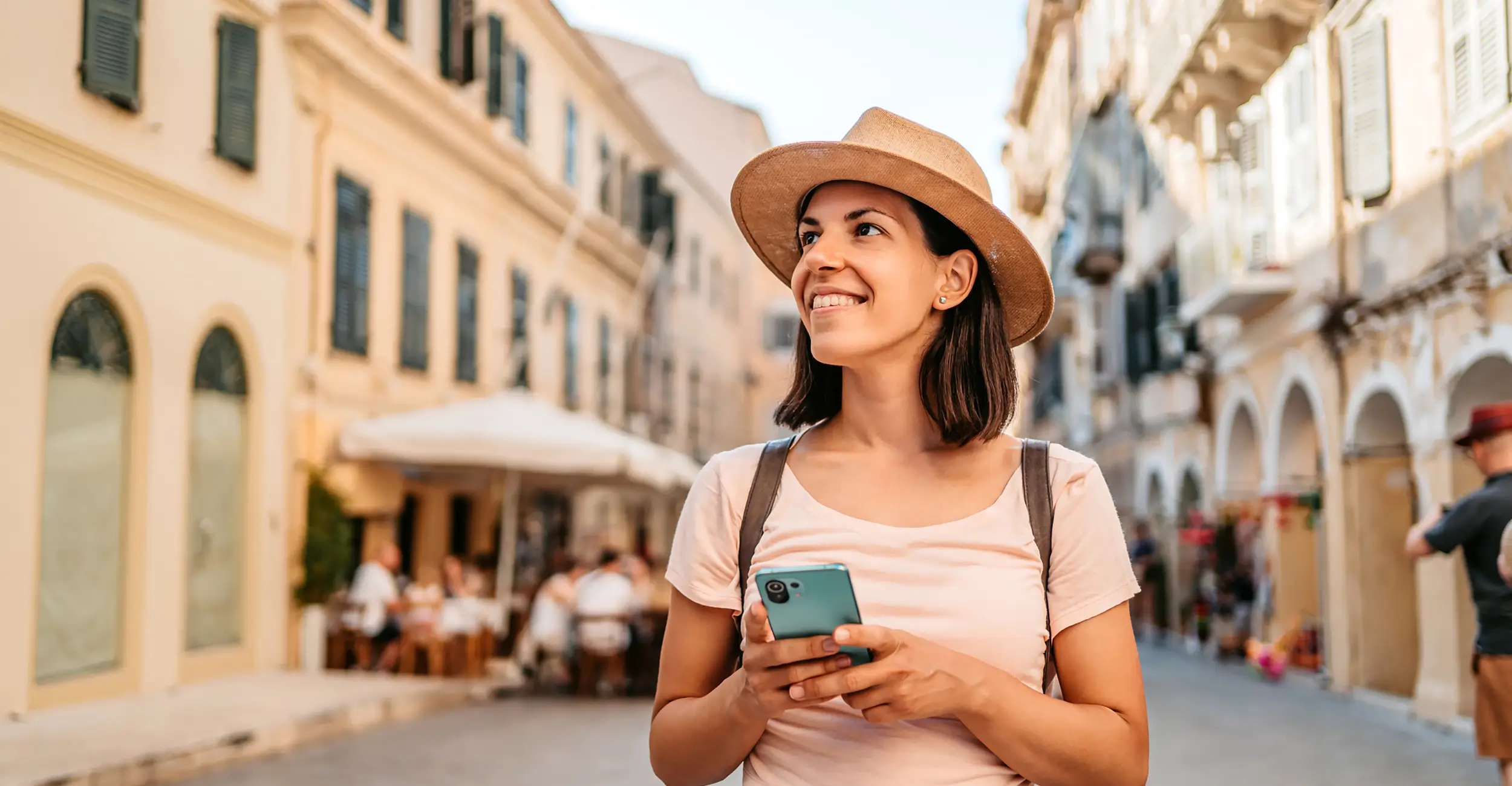 Ung kvinne på reise i europeisk storby